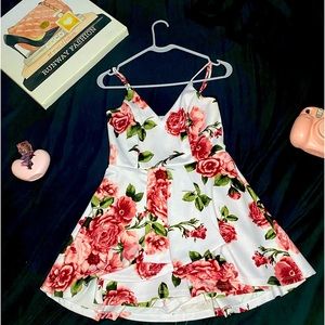 PURPLE SNOW: Short floral dress with shorts on the inside Size: S